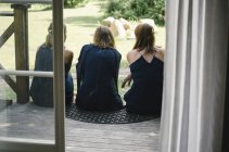Femmes assises sur le porche — Photo de stock