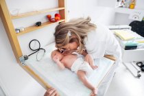 Bébé examiné par un médecin — Photo de stock