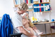 Ребенок с врачом в кабинете — стоковое фото
