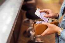 Femme payant avec de l'argent au bar — Photo de stock