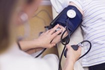 Arzt misst Blutdruck — Stockfoto