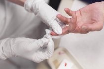Médecin prélevant un échantillon de sang — Photo de stock