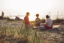 Persone che fanno picnic sulla spiaggia — Foto stock
