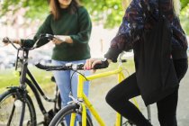Giovani donne con biciclette — Foto stock