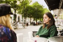 Дві молоді жінки сидять у кафе — стокове фото