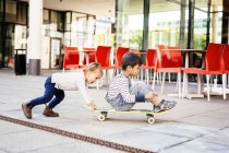 Мальчики играют со скейтбордом — стоковое фото