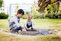 Jungen spielen gemeinsam draußen — Stockfoto
