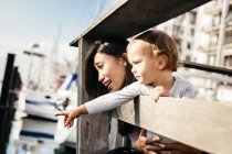 Mère avec enfant regardant à travers la rampe — Photo de stock