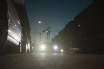 Traffico di notte, angolo basso — Foto stock