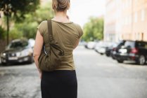 Femme marchant dans la rue — Photo de stock
