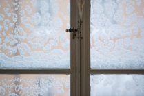 Снег на окне, вид вблизи — стоковое фото
