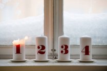 Nummerierte Kerzen, eine brennende — Stockfoto