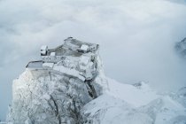 Bâtiment couvert de neige sur la falaise — Photo de stock