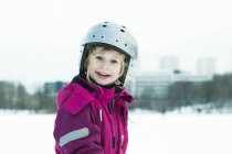 Retrato de menina sorridente no capacete — Fotografia de Stock