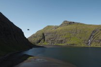 Elicottero che sorvola il lago panoramico — Foto stock