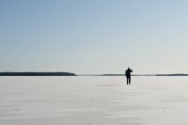 Турист зимой, прогулка по снежному полю — стоковое фото