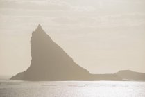 Silueta de montaña por mar - foto de stock