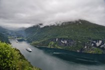 Schiffe auf dem Fluss, atemberaubende Landschaft — Stockfoto