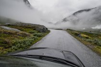 Заміська дорога на туманний день — стокове фото