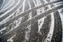 Tire tracks in snow — Stock Photo