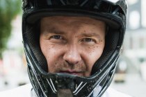 Homem em capacete de segurança — Fotografia de Stock