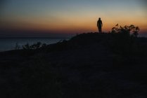 Silhouette dell'uomo al tramonto — Foto stock