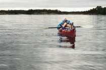 Donna sdraiata sul kayak — Foto stock