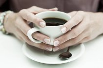 Donna che prende il caffè — Foto stock