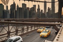 Verkehr auf Brücke, Stadtsilhouette — Stockfoto