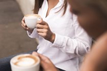 Junge Frauen trinken Kaffee — Stockfoto