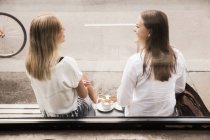 Mujeres hablando fuera de la cafetería - foto de stock