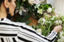 Флорист робить квітковий букет — стокове фото