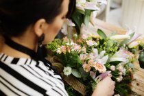 Fleuriste faisant bouquet de fleurs — Photo de stock