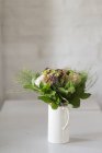 Bouquet de fleurs en vase — Photo de stock