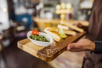 Kellner serviert Brot mit Pesto-Sauce — Stockfoto