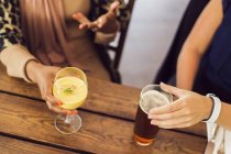 Frauen reden und trinken Saft — Stockfoto