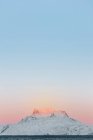 Снежная гора на закате — стоковое фото