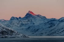 Snowcapped mountain at sunset — Stock Photo