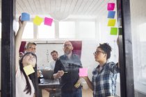 Coworkers brainstorming in ufficio — Foto stock