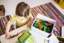 Девушка играет с игрушками — стоковое фото