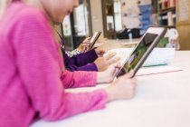 Mädchen lernen im Klassenzimmer mit Tablets — Stockfoto