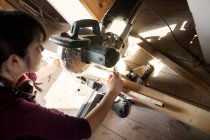 Donna che lavora con il legno — Foto stock