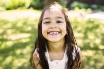 Маленька усміхнена дівчинка брюнетка — стокове фото