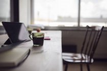 Кофе и цифровой планшет на столе — стоковое фото