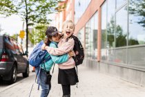 Due ragazze che si abbracciano per strada — Foto stock