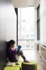 Asiática chica sentado con libro - foto de stock