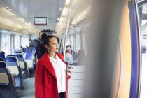 Frau im roten Mantel — Stockfoto