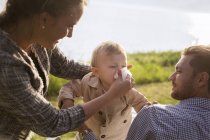 Madre aiutare figlio soffiare naso — Foto stock