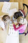 Mädchen lernen im Klassenzimmer mit Lehrbüchern — Stockfoto