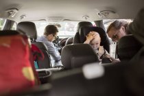 Parents avec fils en voiture — Photo de stock